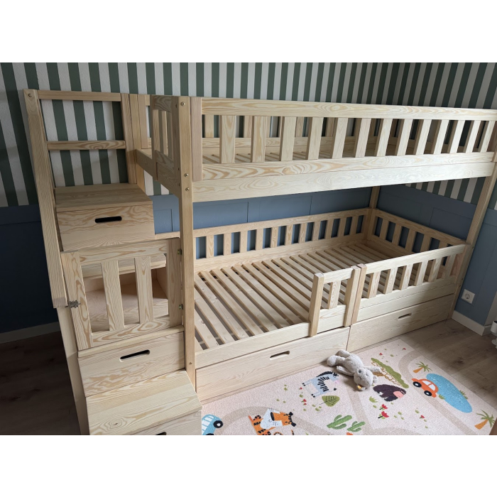 Spielbett Stuttgart aus Naturholz mit stabiler Treppe